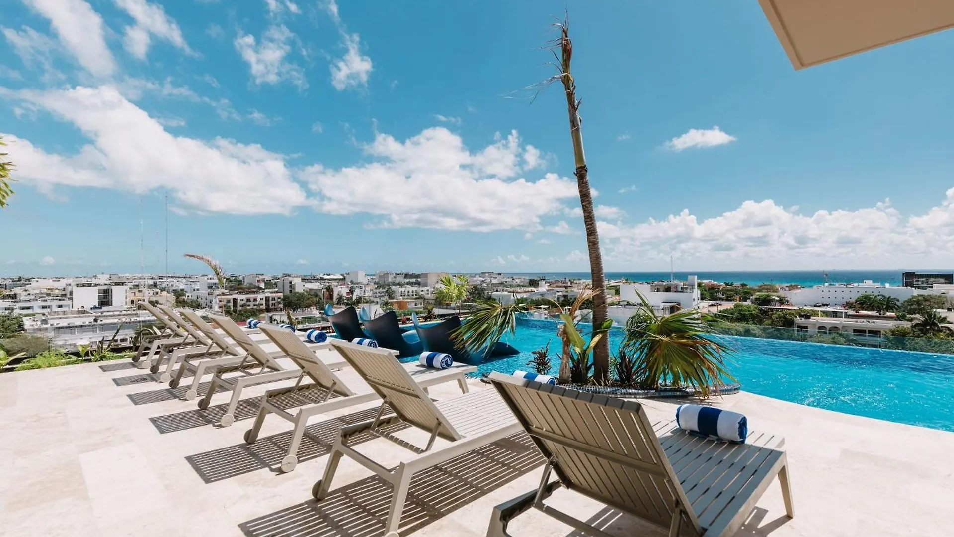 Cozy Studio Pool And Roof Lounge Beach 5 Blocks Playa del Carmen Holiday home